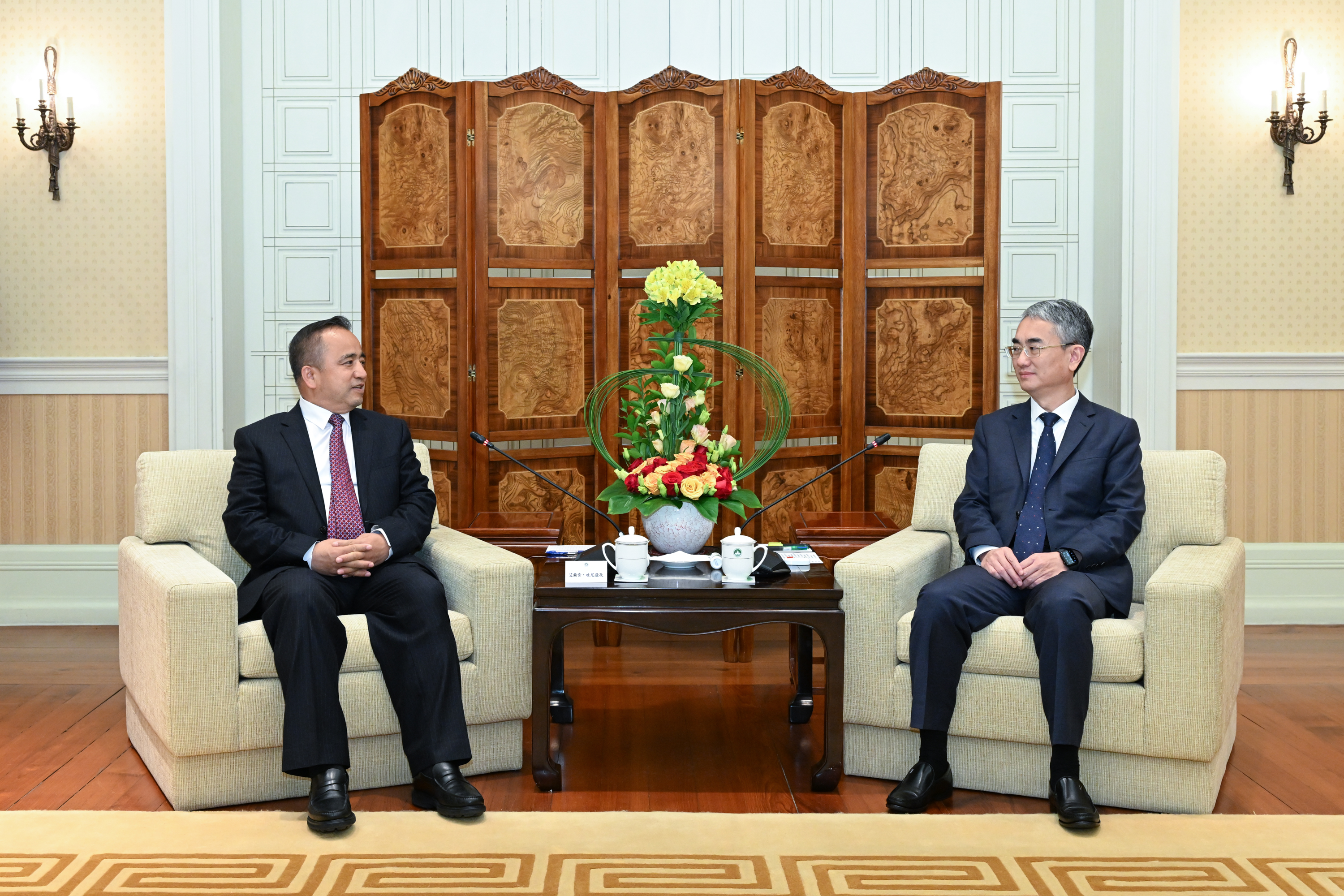 Cheung, Ketua pemerintah Xinjiang bertemu untuk memperkuat hubungan