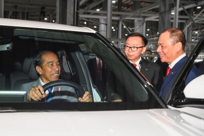 Presiden Indonesia mengunjungi kompleks produksi VinFast