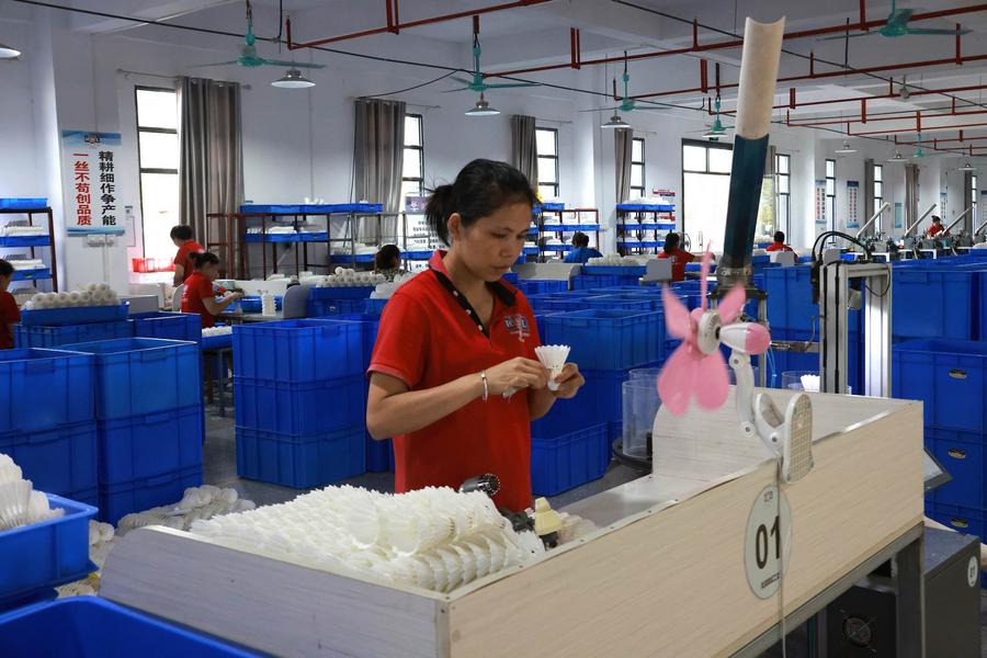 Booming badminton sport boosts shuttlecocks market in SW China